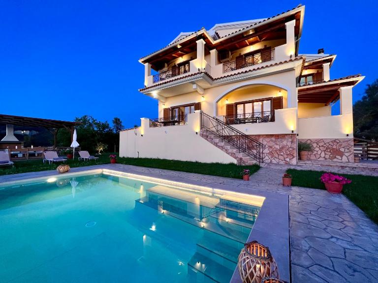 Luxury Villa Makris with private heatable pool by DadoVillas - B&B Kavvadádes