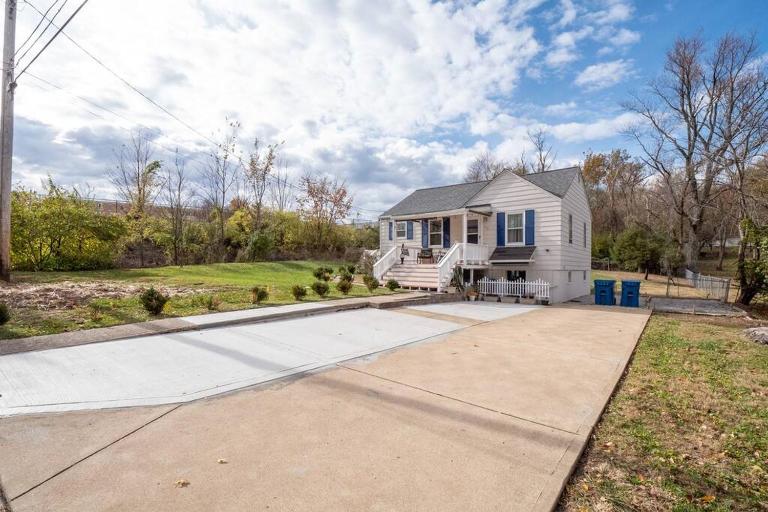 Cozy house to call home away from home - B&B Maryland Heights