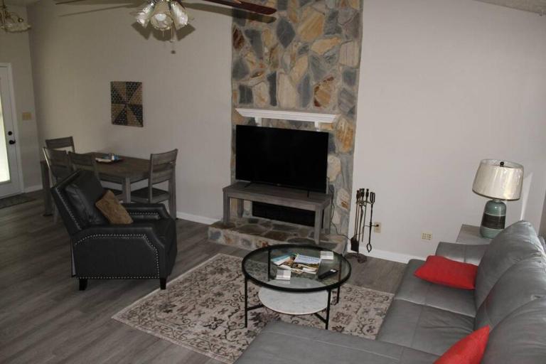 Cheerful 2-Bedroom, 2 bath with private parking - B&B Fayetteville