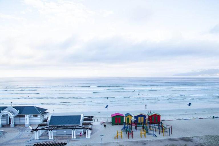 Spacious Surfers Corner Beach Apartment - B&B Cape Town