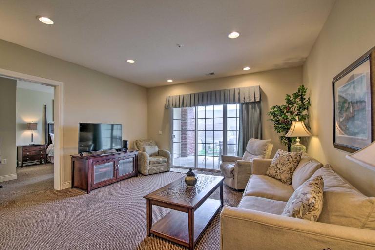 Cozy Holiday Getaway: Branson Condo 3 Mi to Dtwn! - B&B Branson