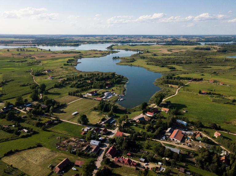 WIEJSKI APARTAMENT W DOMU NAD JEZIOREM - B&B Mikołajki