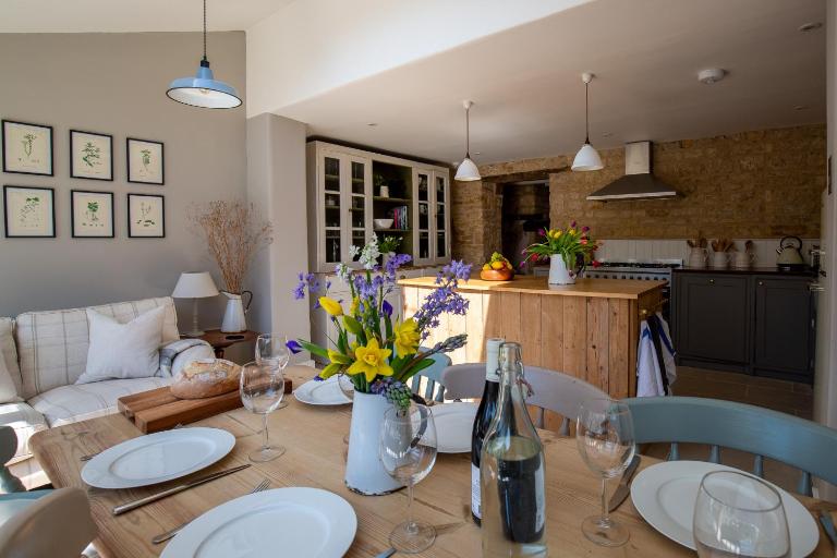 Gleneda Cottage - a renovated, traditional Cotswold cottage full of charm with fireplace and garden - B&B Bourton on the Hill