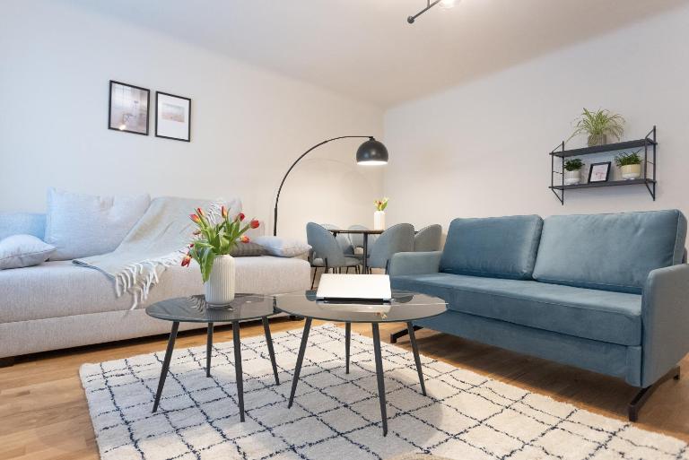 Chic 1-Bed Apt by Canal Walk to Historic Centre - Bed and Breakfast Wenen