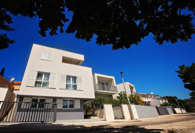 Sea Front Apartments Ivana - Bed and Breakfast Rogoznica