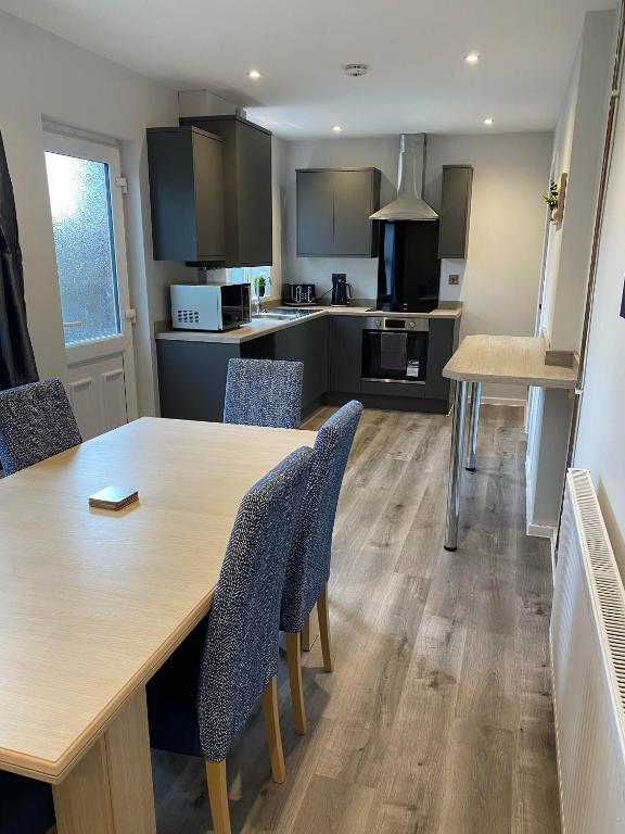 Spacious & modern 3 bed house - B&B Stafford