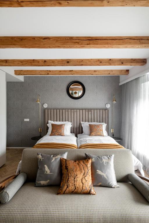 Suite with private bathroom at three bedroom interwar Villa Grabyte with daily spaces to share by pine forest on the bank of the river- 8min by car from old town - B&B Kaunas