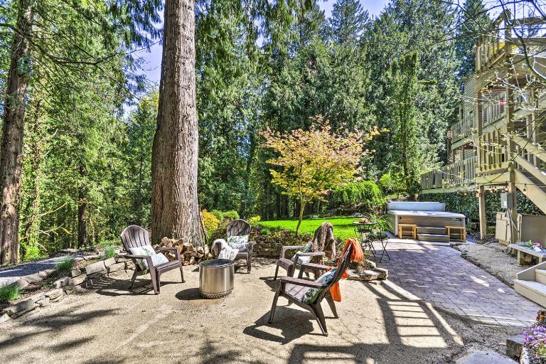 ‘The Owl’s Nest’ w/ Hot Tub & Forest Views! - B&B Portland