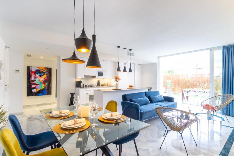 MARBELLA BANUS SUITES - Banús - Nueva Andalucía - Dama de Noche - Premium 2BR - 2BA - Stylishly Redecorated - Large Outdoor Terrace - S Pools - Ideal for Family - Just 5 Min by car from Puerto Banús Marina and Corte Ing Luxury Shopping Mall - Ferienwohnung Marbella