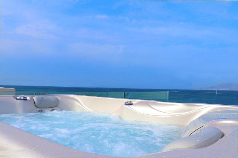 Beach Apartment Thalia with Hot Tub and Sea View - B&B Agios Prokopios