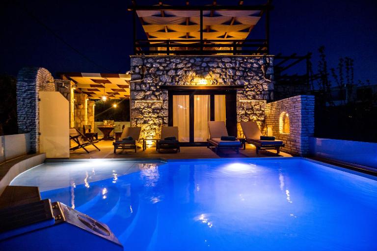 Villa Diamante -Seafront Stone Villa for 5 with Stunning Sunset Views By Villa Mana Gers - B&B Ammoudi