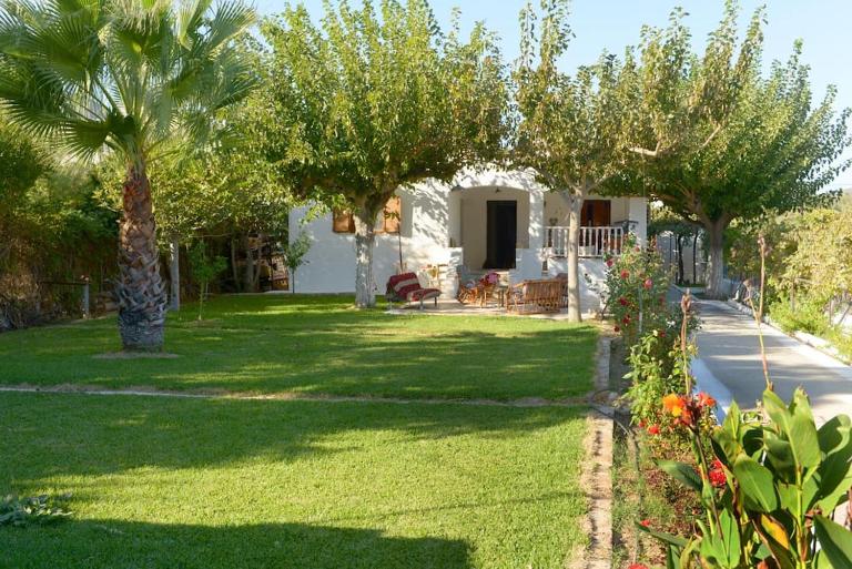 Flora's Garden House - close to Schinias beach - Ferienwohnung Schiniás
