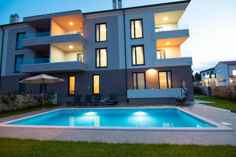 Luxury apartment Vela with swimming pool - B&B Premantura