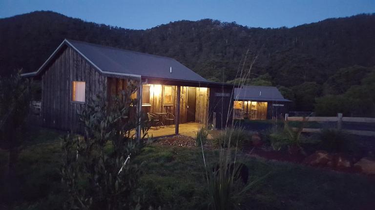 Rustic Hut Bush Retreat - Bed and Breakfast Penguin