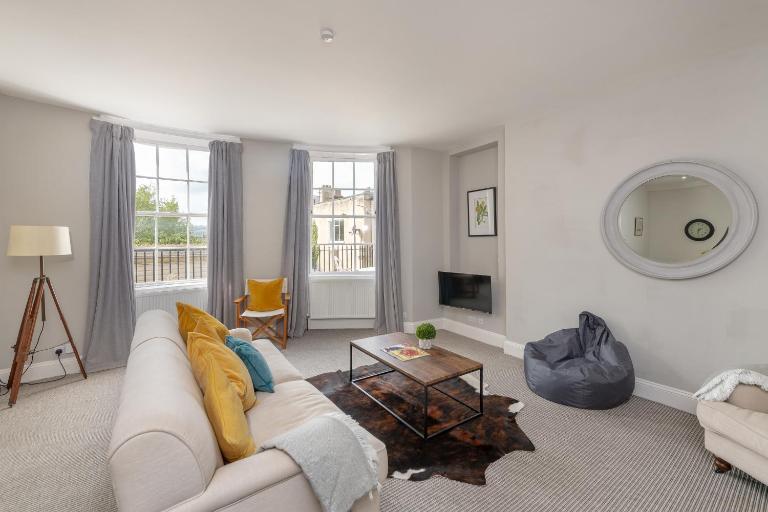Georgian 2 Bed Apartment with 3 Bathrooms and Parking - Bed and Breakfast Bath