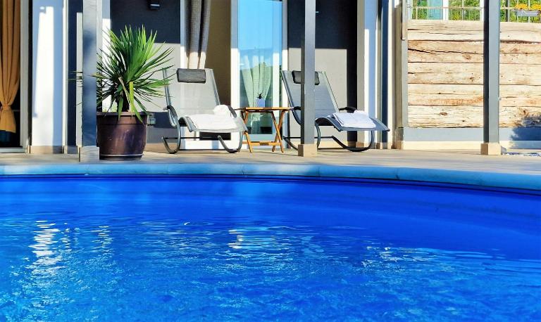 Holiday house Boost with heated pool - Bed and Breakfast Klis