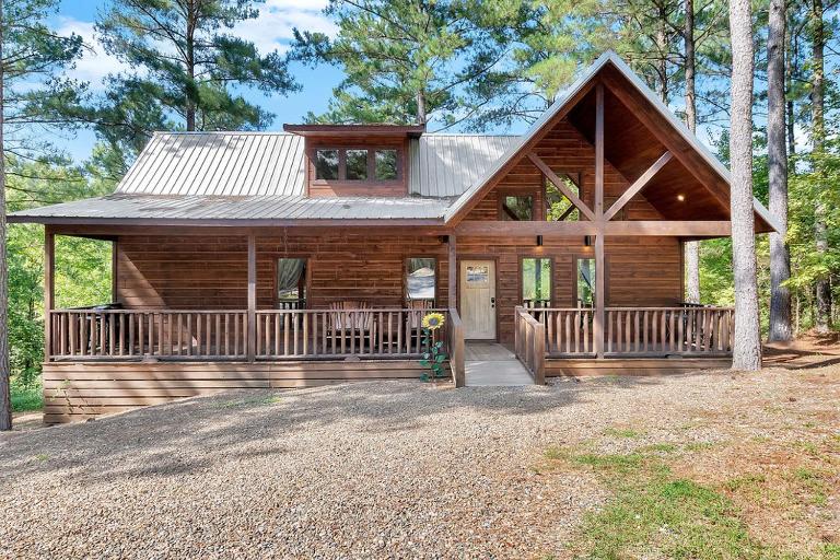 Gorgeous Idyllic Cabin w Hot Tub and Fire Pit Quittin Time is Secluded Romantic Oasis w Luxury Bathroom Double Shower and Bathtub Foosball Table - B&B Broken Bow