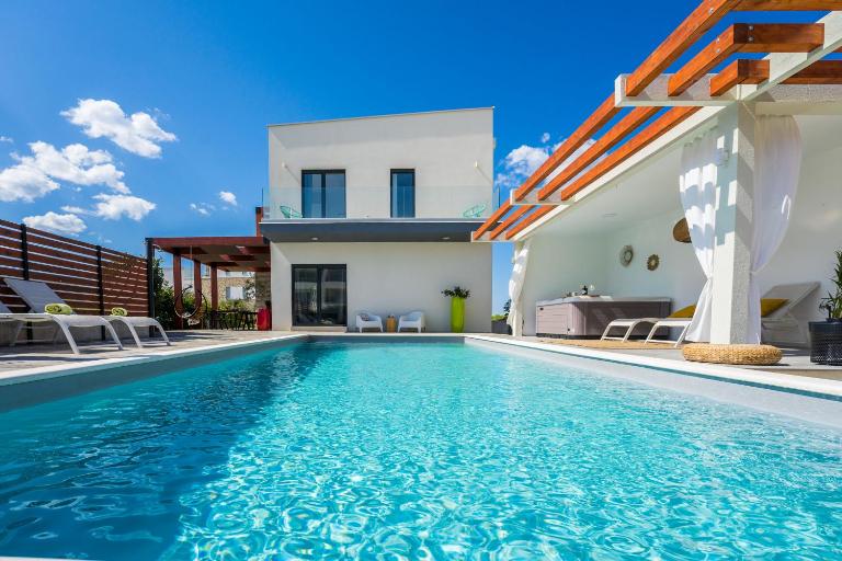 Villa Olea with heated pool and jacuzzi - B&B Sukošan