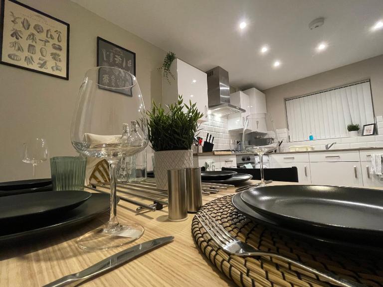 New Stylish House - Sleeps 7 - Free Parking - Contractors Welcome - Wifi - Bed and Breakfast Birmingham