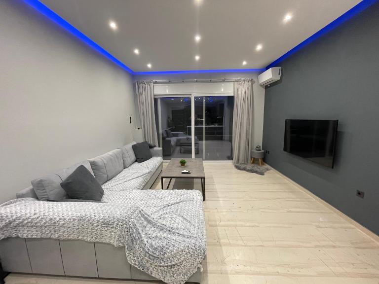 Luxury 3 bedroom apartment in Kiato center - Chambres d'hôtes Kiáto
