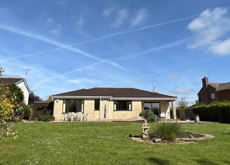 Spacious bungalow with large private garden - Ferienwohnung Hilperton
