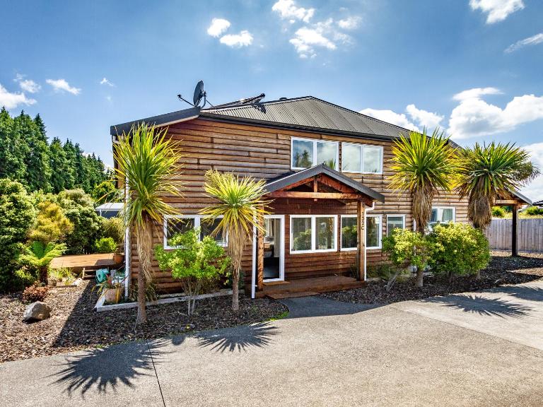 Chalet Gryon - Large 3 bedroom with fireplace - B&B Ohakune