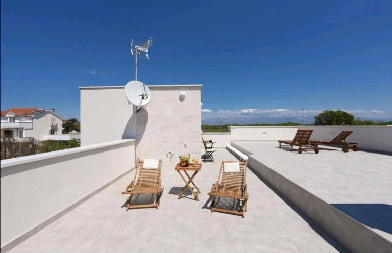 Casa Bianca family apartment near sandy beach with parking and rooftop experience - Chambres d'hôtes Privlaka