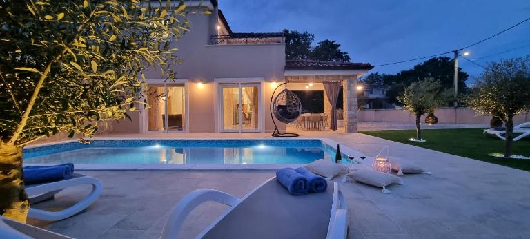 Villa Lukas&Ana s bazenom,dječjim igralištem - B&B Pinezići