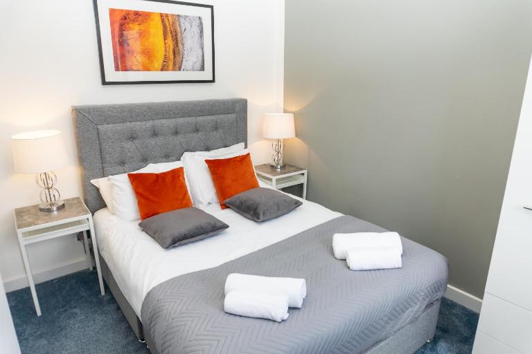 Inspiration by Olauda SA - 3 Bed House with Free Parking - B&B Swindon