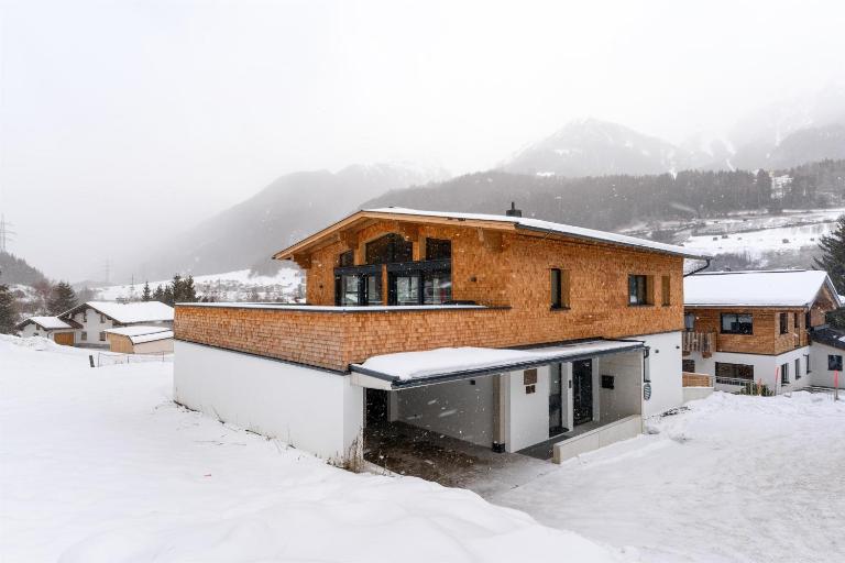 Chalet Vega - Arlberg Holiday Home - B&B Pettneu