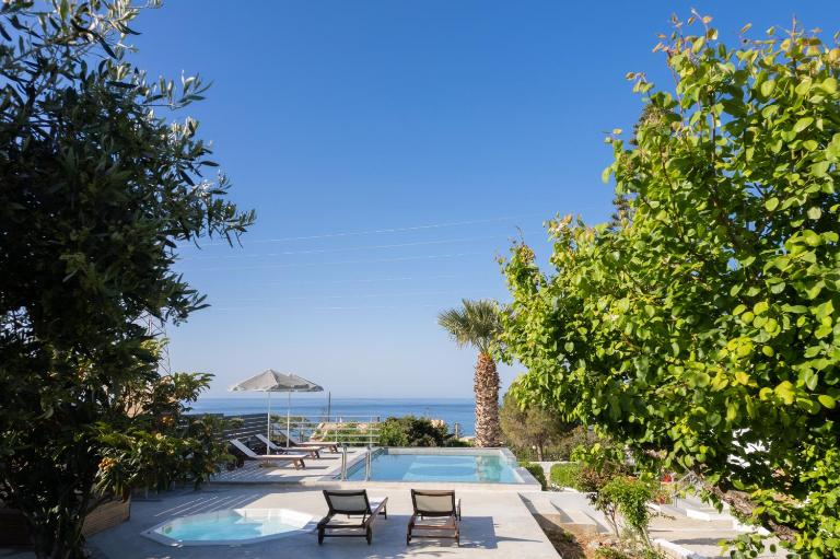 Queen's Gem Luxury Villa - Heated Jacuzzi & Pool - B&B Khersónisos