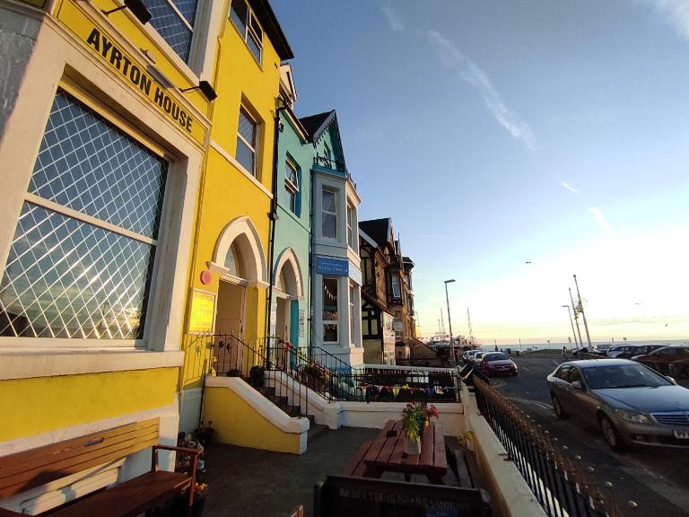 Ayrton House Holiday Apartments - Bed and Breakfast Blackpool