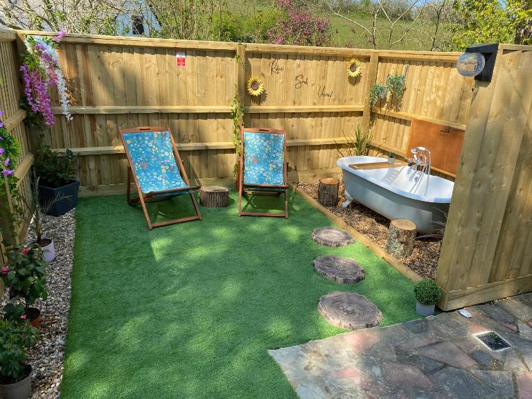 Cosy dog friendly lodge with an outdoor bath on the Isle of Wight - B&B Whitwell