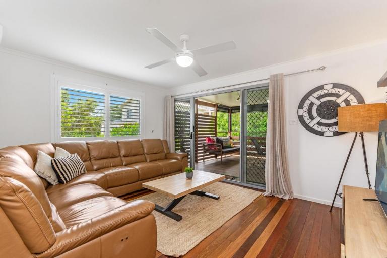 Convent Cottage - Pet-Friendly Central Yamba Escape - Holiday Yamba - B&B Yamba