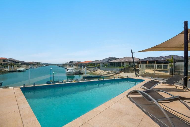 Witonga Waters - Pet Friendly Luxury Waterfront Escape with Pool & Pontoon - Holiday Yamba - B&B Yamba