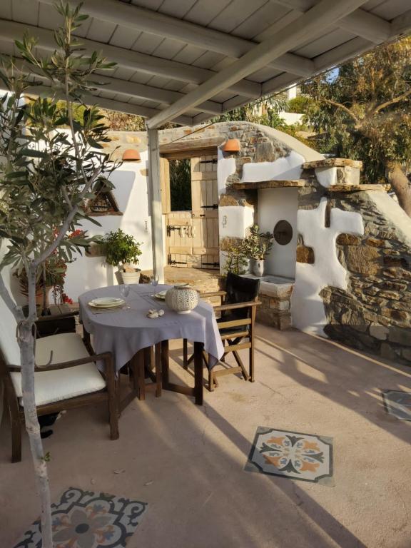 Romantic sunset cycladic house in Sotires - B&B Rafnídia