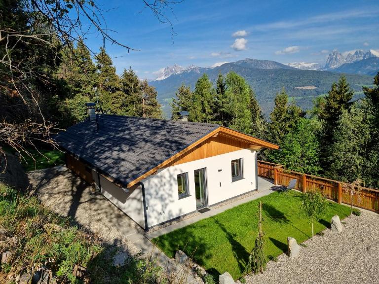 Alone in Chalet with view on Dolomites - B&B Villandro