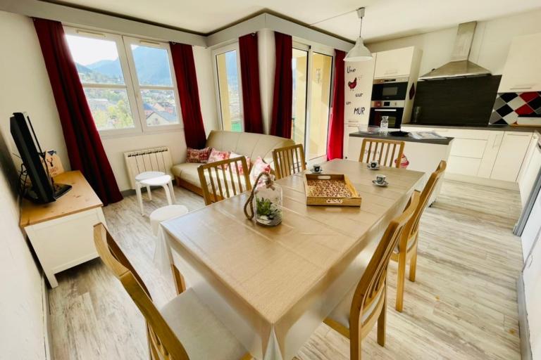 Bright 50 M With Balcony And View On The Valley - B&B Briançon