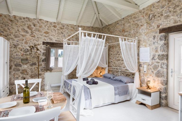 The Wild Cyclamen stone house and estate - B&B Dassia