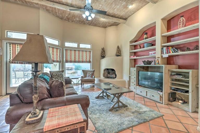 6 Mi to Dtwn Mesa! Pueblo Poolside Retreat - B&B Mesa