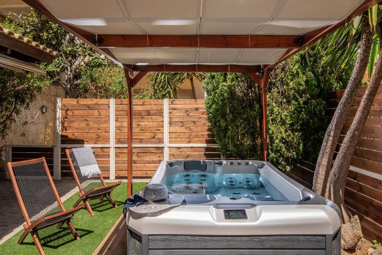 Diamanti Residence Beachside White apt-Ligaria - B&B Lygaria