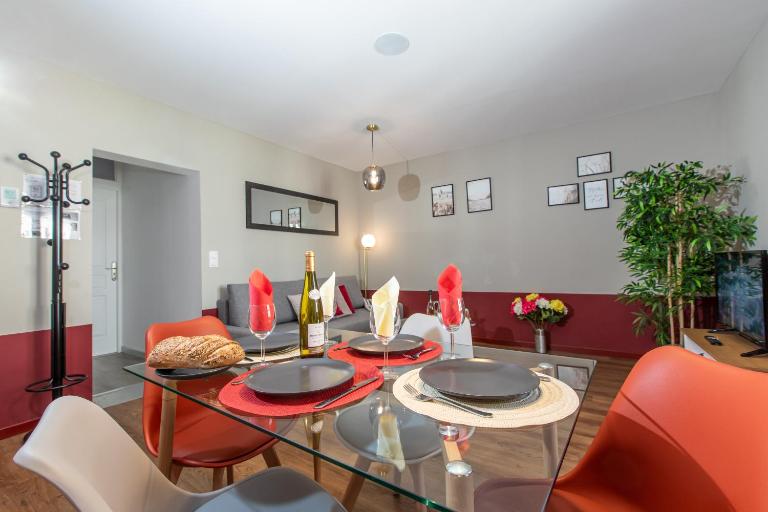 Le Red St Léon : Lit Queen Size * WIFI * Idéal Couple - Bed and Breakfast Colmar