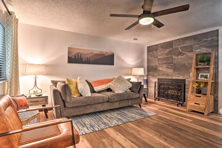 Walk Dtwn! Stylish Condo w/ King Bed, Pool & Patio - Chambres d'hôtes Gatlinburg