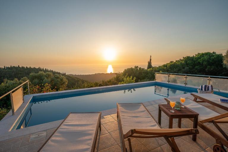 Stone Villa Eriphyle ,private with sunset view!! - B&B Fiskárdo
