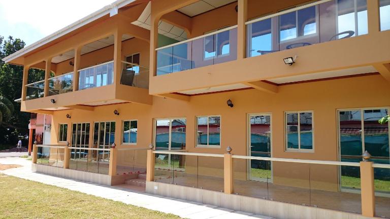 Villa Bedier Self-catering Apartments - Ferienwohnung Baie Sainte Anne