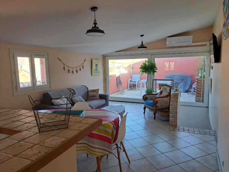 La tropezienne, Duplex 73 m2, 100 m du port, climatisation, grande terrasse - B&B Sanary-sur-Mer