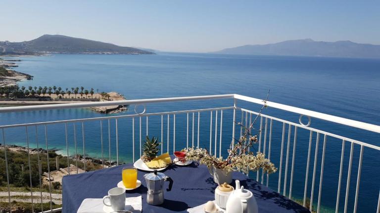 Beachfront Luxe Apartment Sarande - B&B Saranda