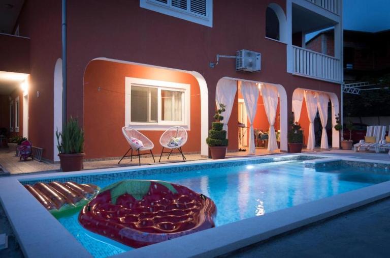 Villa J&J Apartments Residence with Swimming pool - B&B Podstrana