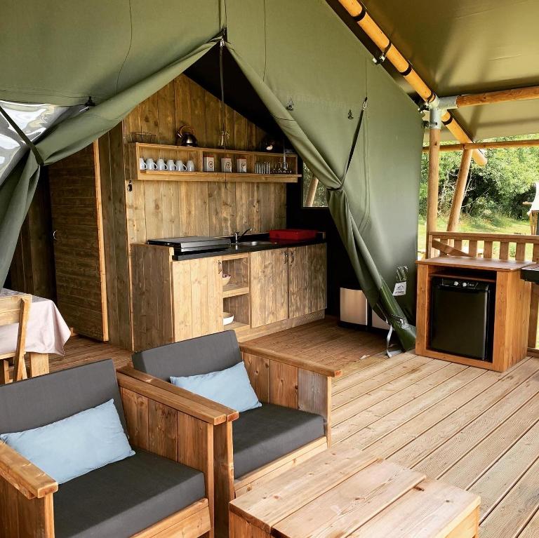 Safari tent lodges with a beautiful view at Lot Sous Toile - B&B Montamel