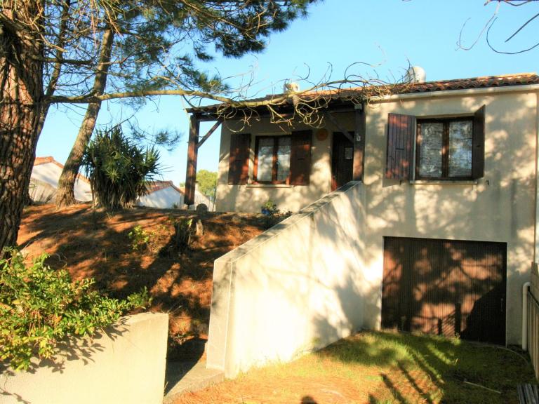 Maison boisée proche de la plage des Coraux, 2 chambres, terrasse, parking et jardin - FR-1-22-283 - B&B La Tranche-sur-Mer